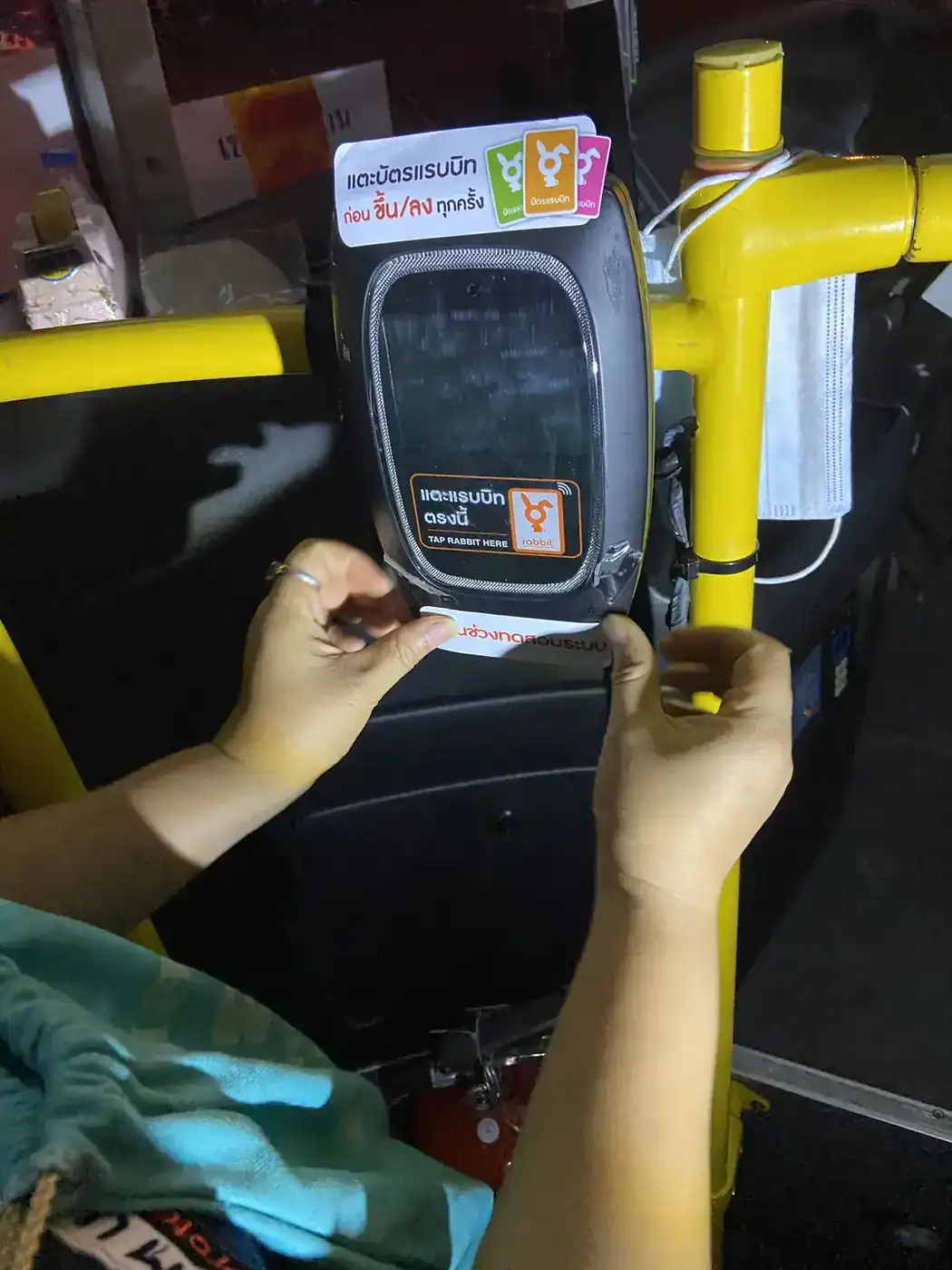 เครื่องอ่านบัตรและประตูอัตโนมัติ — ผลงานติดฟิล์มกันรอยโดย MAXIMUM